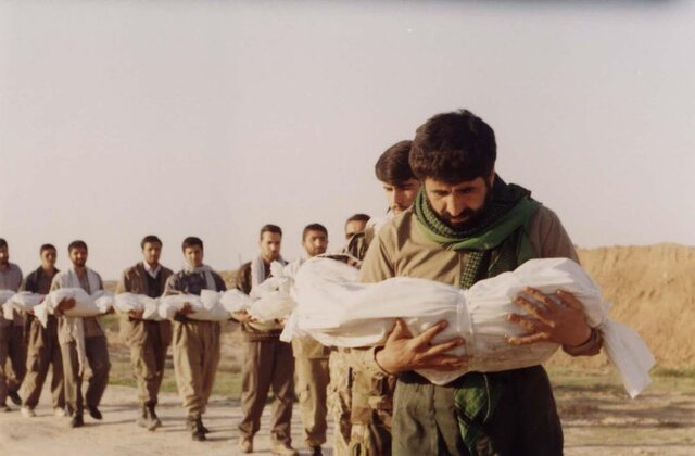 باقی مانده پیکر شهدا در آغوش جستوجوگران نور این سربازان دل از خاک نمیکندند