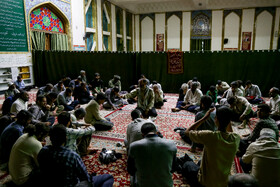 مناحات خوانی در محل عبادت امام رضا (ع) - کاروان پیاده قم تا مشهد