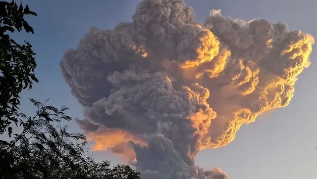 عکس: رویترز فوران یک آتشفشان در شرق اندونزی و تعلیق پروازهای محلی