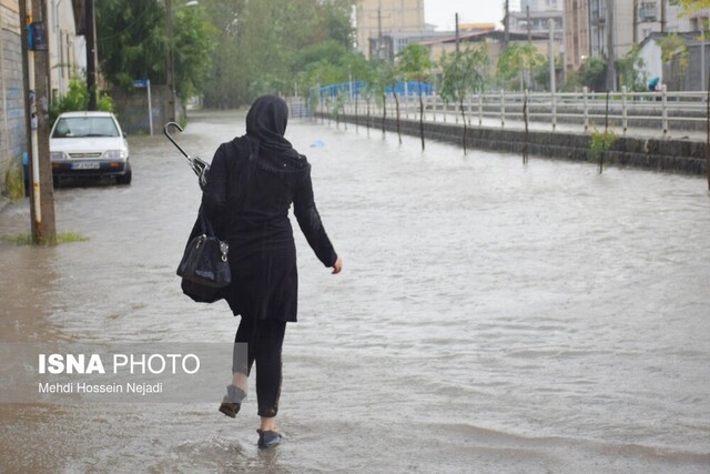 آبگرفتگی معابر و اختلال در تردد در پی بارش شدید باران در آستارا/ آماده باش ستاد بحران