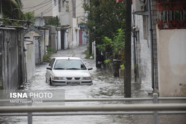 آبگرفتگی معابر و اختلال در تردد در پی بارش شدید باران در آستارا/ آماده باش ستاد بحران