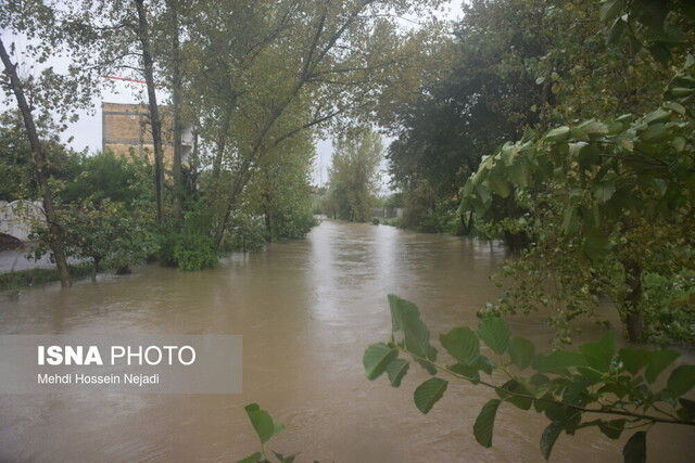 آبگرفتگی معابر و اختلال در تردد در پی بارش شدید باران در آستارا/ آماده باش ستاد بحران