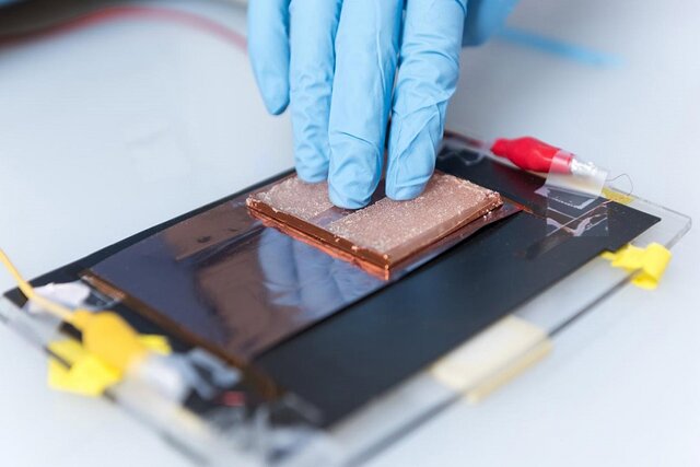 عکس تزیینی است وقتی نور و فشار همزمان برق تولید میکنند