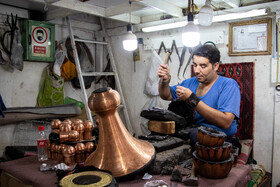 مجتبی بشیری، هنرمند شاغل در رشته مس گری که ۴۴ سال سابقه کار دارد