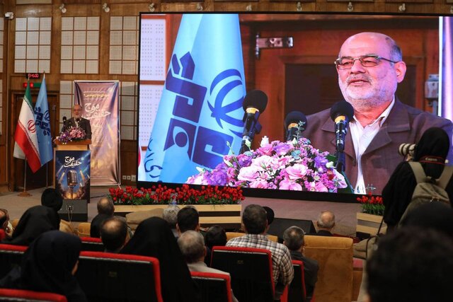 مجری رادیو در زمان جنگ گویی پشت مسلسل بود