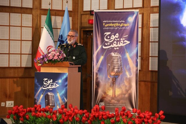 مجری رادیو در زمان جنگ گویی پشت مسلسل بود