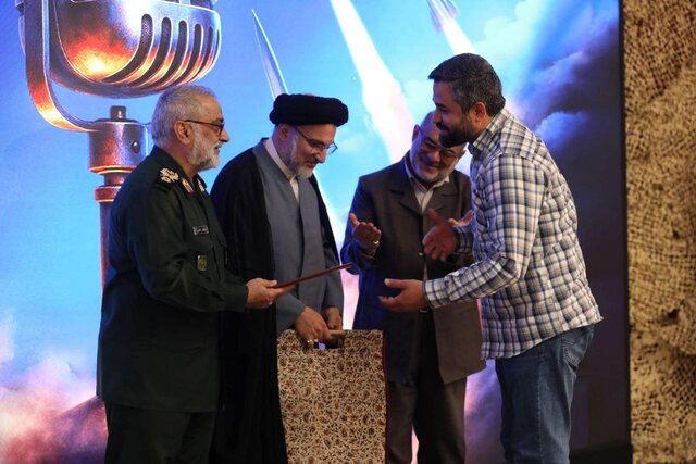 مجری رادیو در زمان جنگ گویی پشت مسلسل بود