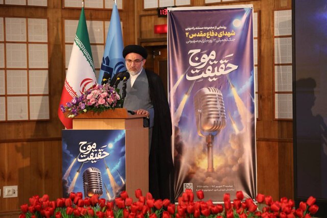 مجری رادیو در زمان جنگ گویی پشت مسلسل بود