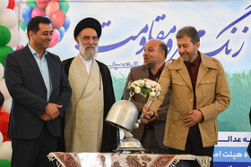 نواختن زنگ مدرسه توسط مهدی جمالی‌نژاد، استاندار اصفهان در آغاز سال تحصیلی 