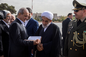 محمدرضا عارف، معاون اول رئیس جمهور و محسن قمی، معاون ارتباطات بین الملل دفتر رهبری در مراسم بدرقه رسمی مسعود پزشکیان، رئیس جمهور به نیویورک