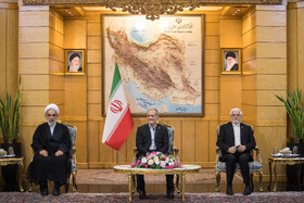 محمدرضا عارف، معاون اول رئیس جمهور و محسن قمی، معاون ارتباطات بین الملل دفتر رهبری در مراسم بدرقه رسمی مسعود پزشکیان، رئیس جمهور به نیویورک