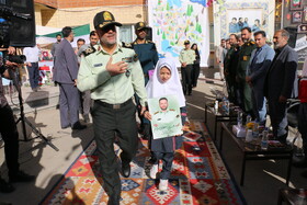 حضور فرزند شهید جنگ ۱۲روزه در مراسم نواختن زنگ مهر، ایثار و مقاومت - همدان