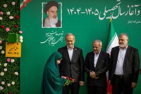  از راست محمد صادق معتمدیان، استاندار تهران، مسعود پزشکیان، رئیس‌جمهور و علیرضا کاظمی، وزیر آموزش و پرورش در مراسم آغاز سال تحصیلی 