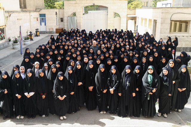 حضور رئیس‌ مجلس در مدرسه دخترانه فاطمیون تهران