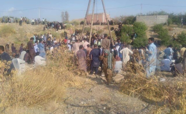 محبوس شدن ۳ نفر در چاه آب کشاورزی عنبرآباد کرمان / عملیات نجات ادامه دارد