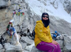 نخستین بانوی قمی بر فراز قله کالاپاتار ایستاد