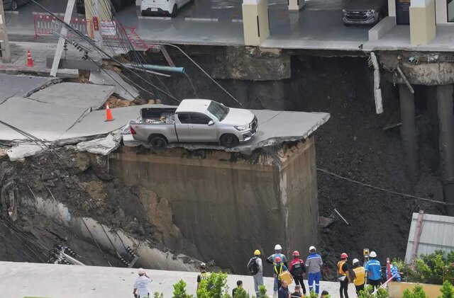 عکس: آسوشیتدپرس ریزش ناگهانی خیابانی در «بانکوک» هنگام تردد خودروها+فیلم