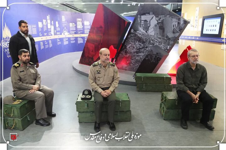 بازدید لاریجانی از موزه ملی انقلاب اسلامی و دفاع مقدس