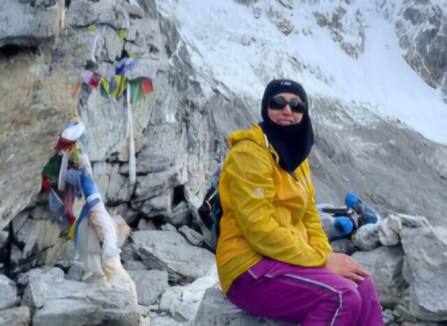 نخستین بانوی قمی بر فراز قله کالاپاتار ایستاد