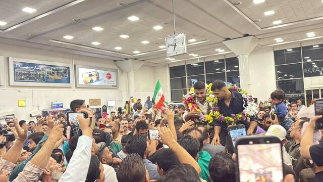 بازگشت قهرمانان جهانی کشتی فرنگی به شیراز با استقبال پرشور مردم