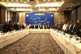 حضور مادر شهید حسن ترک در اجلاس شهرداران کلانشهرهای کشور در همدان