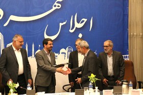 تجلیل از حمید حسام نویسنده ادبیات دفاع مقدس در اجلاس شهرداران کلانشهرهای کشور در همدان