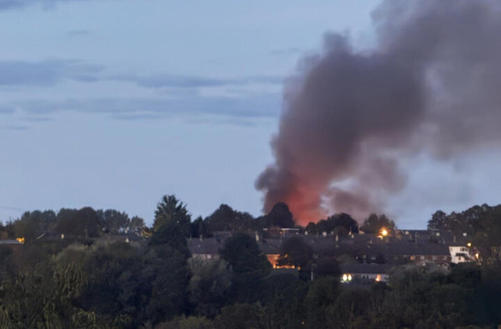 انفجار بزرگ در انباری در یک شهرک صنعتی در انگلیس+فیلم انفجار بزرگ در انباری در یک شهرک صنعتی در انگلیس+فیلم