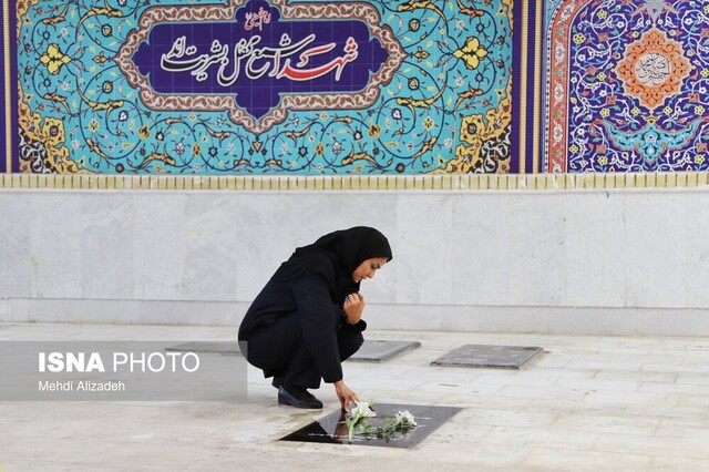 غبارروبی گلزار شهدای بجنورد در هفته دفاع مقدس