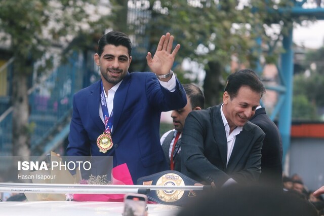استقبال هزاران نفری مردم شهر المپیکیهای کشتی ایران از کاپیتان طلایی کشتی فرنگی