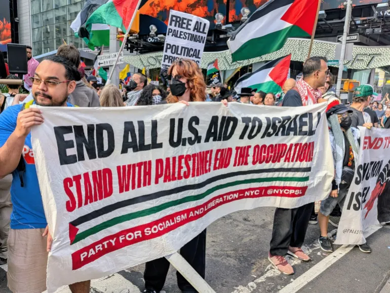 اهتزاز پرچم فلسطین در نیویورک همزمان با سخنرانی نتانیاهو