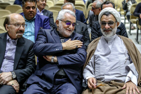 عبدالحسین خسروپناه، دبیر شورای عالی انقلاب فرهنگی و علاءالدین بروجردی در مراسم ختم مادر شهید مجید حداد‌عادل و غلامعلی حداد‌عادل