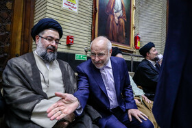 محمدباقر قالیباف، رییس مجلس شورای اسلامی و سید یاسر خمینی در مراسم ختم مادر شهید مجید حداد‌عادل و غلامعلی حداد‌عادل