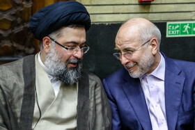 محمدباقر قالیباف، رییس مجلس شورای اسلامی و سید یاسر خمینی در مراسم ختم مادر شهید مجید حداد‌عادل و غلامعلی حداد‌عادل