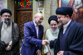 سید حسن خمینی، محمدباقر قالیباف، رییس مجلس شورای اسلامی و سید یاسر خمینی در مراسم ختم مادر شهید مجید حداد‌عادل و غلامعلی حداد‌عادل