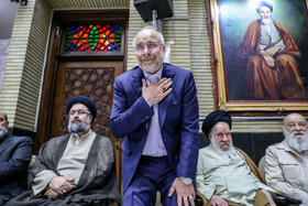 محمدباقر قالیباف، رییس مجلس شورای اسلامی و سید یاسر خمینی در مراسم ختم مادر شهید مجید حداد‌عادل و غلامعلی حداد‌عادل