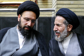 سید محمدحسن ابوترابی‌فرد و سید علی خمینی در مراسم ختم مادر شهید مجید حداد‌عادل و غلامعلی حداد‌عادل