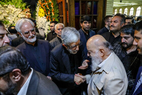 مهدی چمران رییس شورای اسلامی شهر تهران در مراسم ختم مادر شهید مجید حداد‌عادل و غلامعلی حداد‌عادل