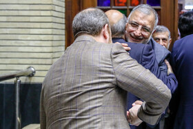 علیرضا زاکانی، شهردار تهران در مراسم ختم مادر شهید مجید حداد‌عادل و غلامعلی حداد‌عادل