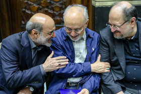 از راست، محمد شریعتمداری، علی اکبر صالحی و علی عسکری در مراسم ختم مادر شهید مجید حداد‌عادل و غلامعلی حداد‌عادل