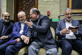 علیرضا زاکانی، شهردار تهران، محمد شریعتمداری و علی اکبر صالحی در مراسم ختم مادر شهید مجید حداد‌عادل و غلامعلی حداد‌عادل