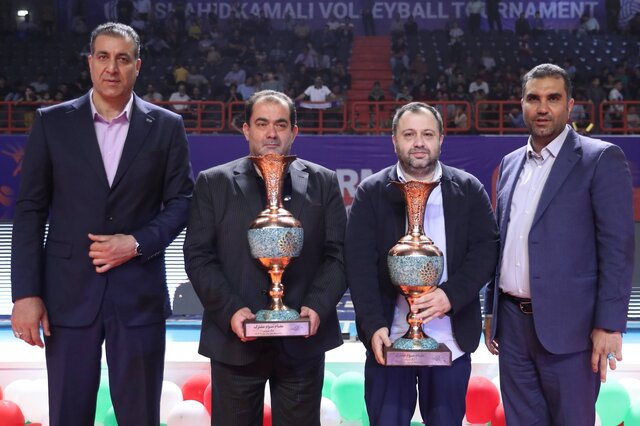 اهداء کاپ سومی مشترک چادرملو و شهرداری ارومیه در لیگ والیبال