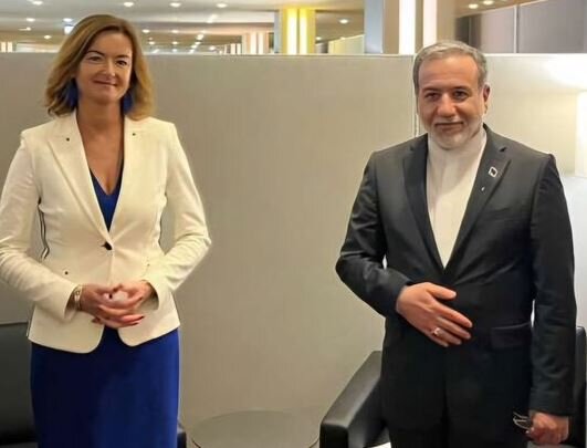 رایزنی وزیران امور خارجه ایران و اسلوونی در نیویورک امیدواری عراقچی به رای اعضای شورای امنیت به قطعنامه روسیه و چین