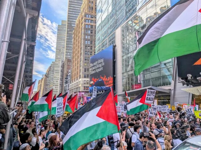 اهتزاز پرچم فلسطین در نیویورک همزمان با سخنرانی نتانیاهو