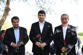 ادای احترام سیدستار هاشمی، وزیر ارتباطات به مقام شامخ شهدا در بیرجند