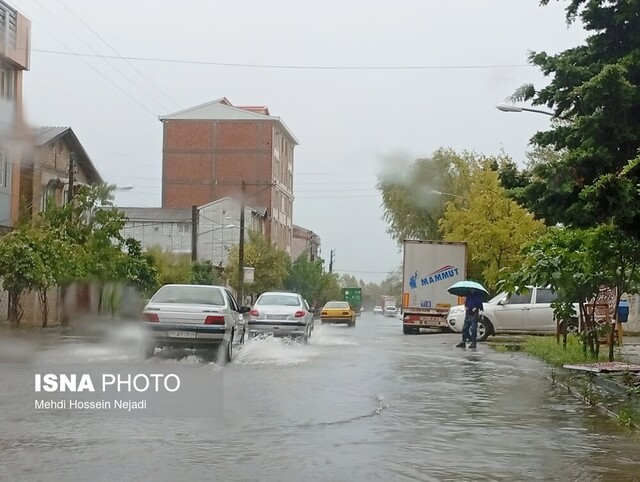باران شدید مدارس ابتدایی شهر آستارا را در نوبت صبح تعطیل کرد