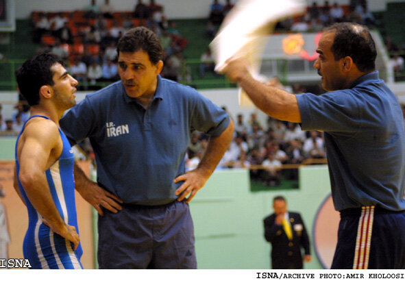 محمد حسن محبی نفر وسط تصویر است. ماجرای کشتیگیر ایرانی که هنگام پخش سرود آمریکا از روی سکو پایین آمد