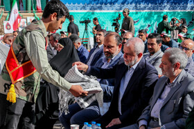 علیرضا کاظمی، وزیر آموزش و پرورش و سعید اوحدی معاون رییس جمهور و رییس سازمان بنیاد شهید در آیین نواختن زنگ مقاومت - هنرستان شهید باهنر تهران