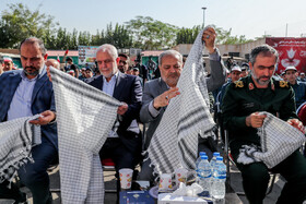 علیرضا کاظمی، وزیر آموزش و پرورش و سعید اوحدی معاون رییس جمهور و رییس سازمان بنیاد شهید در آیین نواختن زنگ مقاومت - هنرستان شهید باهنر تهران