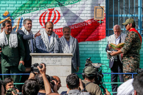 سعید اوحدی معاون رییس جمهور و رییس سازمان بنیاد شهید و علیرضا کاظمی، وزیر آموزش و پرورش در آیین نواختن زنگ مقاومت - هنرستان شهید باهنر تهران