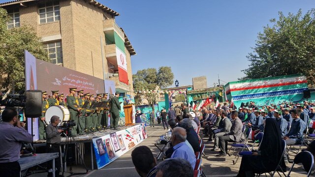 نواختن «زنگ ایثار و مقاومت» و اهتزاز «پرچم» ایران در مدارس همزمان با هفته دفاع مقدس
